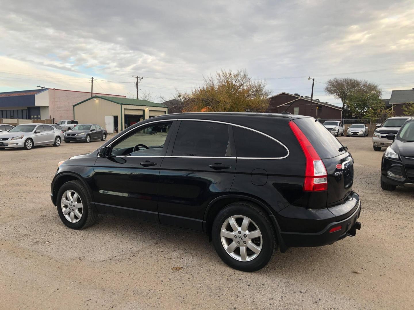 2007 Black Honda CR-V EX-L 2WD AT (JHLRE38727C) with an 2.4L L4 DOHC 16V engine, Automatic transmission, located at 1830 North Belt Line Road, Irving, TX, 75061, (469) 524-0199, 32.834373, -96.993584 - Photo#4