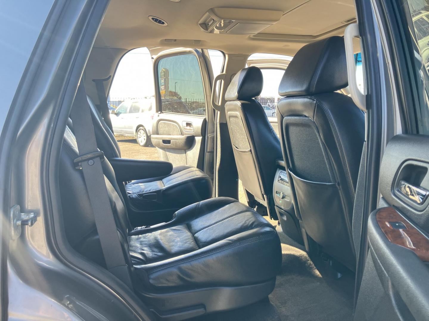 2007 Gray /Black Chevrolet Tahoe LS 2WD (1GNFC13077J) with an 5.3L V8 OHV 16V FFV engine, AUTOMATIC transmission, located at 1830 North Belt Line Road, Irving, TX, 75061, (469) 524-0199, 32.834373, -96.993584 - Photo#6