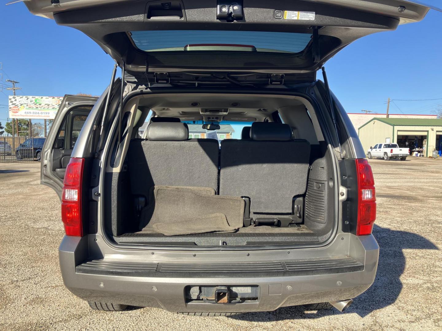 2007 Gray /Black Chevrolet Tahoe LS 2WD (1GNFC13077J) with an 5.3L V8 OHV 16V FFV engine, AUTOMATIC transmission, located at 1830 North Belt Line Road, Irving, TX, 75061, (469) 524-0199, 32.834373, -96.993584 - Photo#4