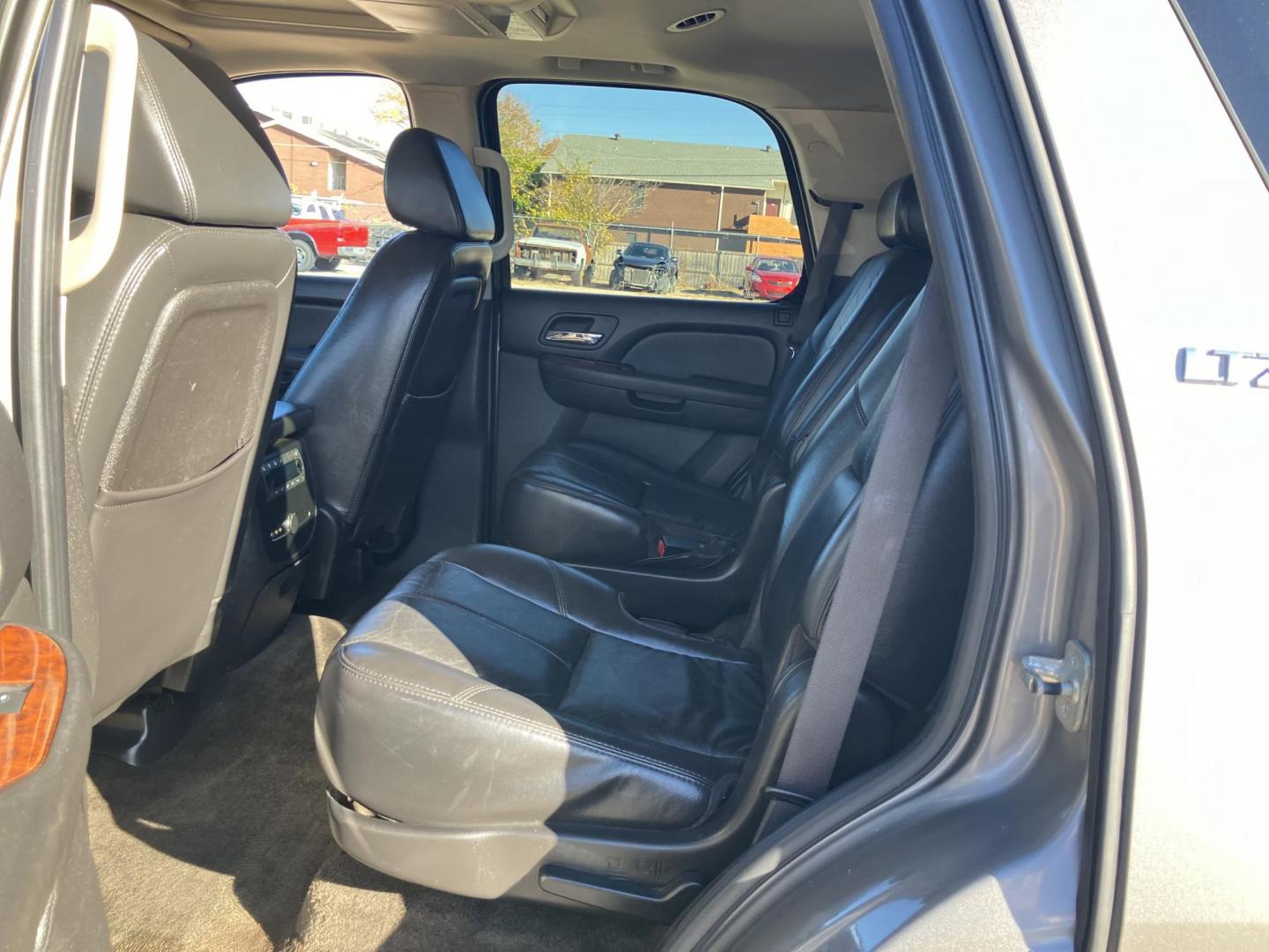 2007 Gray /Black Chevrolet Tahoe LS 2WD (1GNFC13077J) with an 5.3L V8 OHV 16V FFV engine, AUTOMATIC transmission, located at 1830 North Belt Line Road, Irving, TX, 75061, (469) 524-0199, 32.834373, -96.993584 - Photo#2