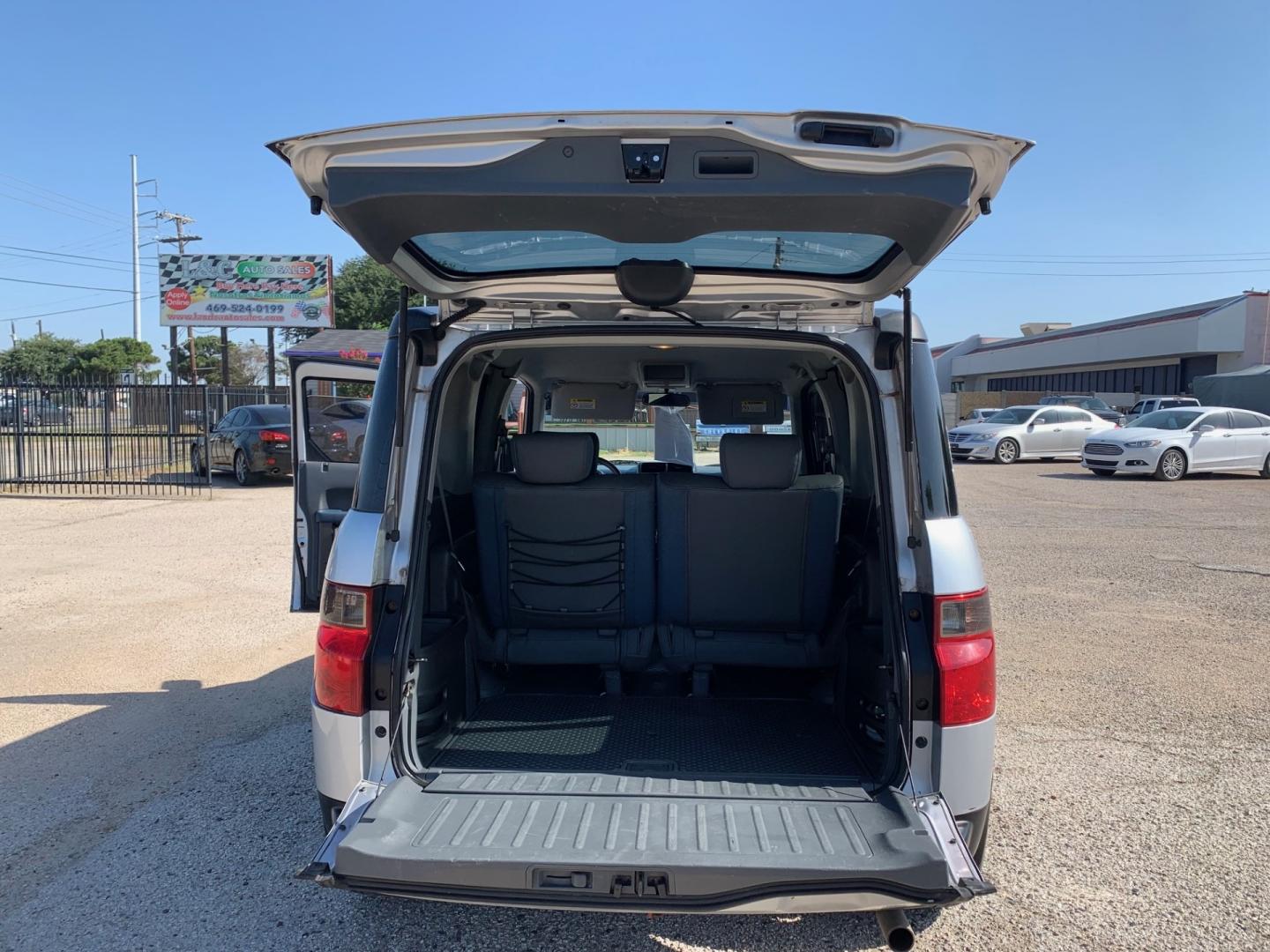 2006 /gray Honda Element EX-P 2WD AT (5J6YH18716L) with an 2.4L L4 DOHC 16V engine, Automatic transmission, located at 1830 North Belt Line Road, Irving, TX, 75061, (469) 524-0199, 32.834373, -96.993584 - Photo#17