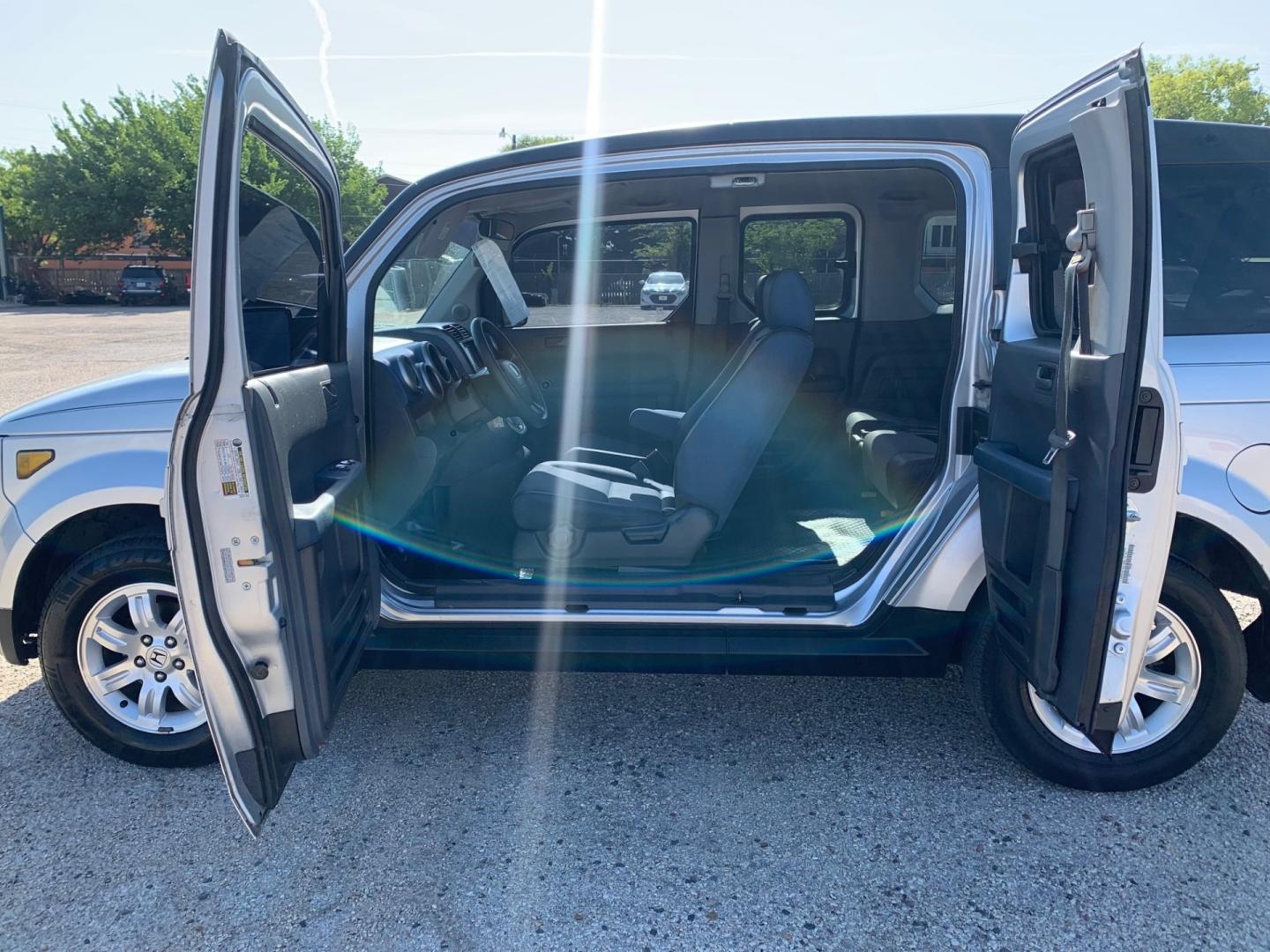 2006 /gray Honda Element EX-P 2WD AT (5J6YH18716L) with an 2.4L L4 DOHC 16V engine, Automatic transmission, located at 1830 North Belt Line Road, Irving, TX, 75061, (469) 524-0199, 32.834373, -96.993584 - Photo#7