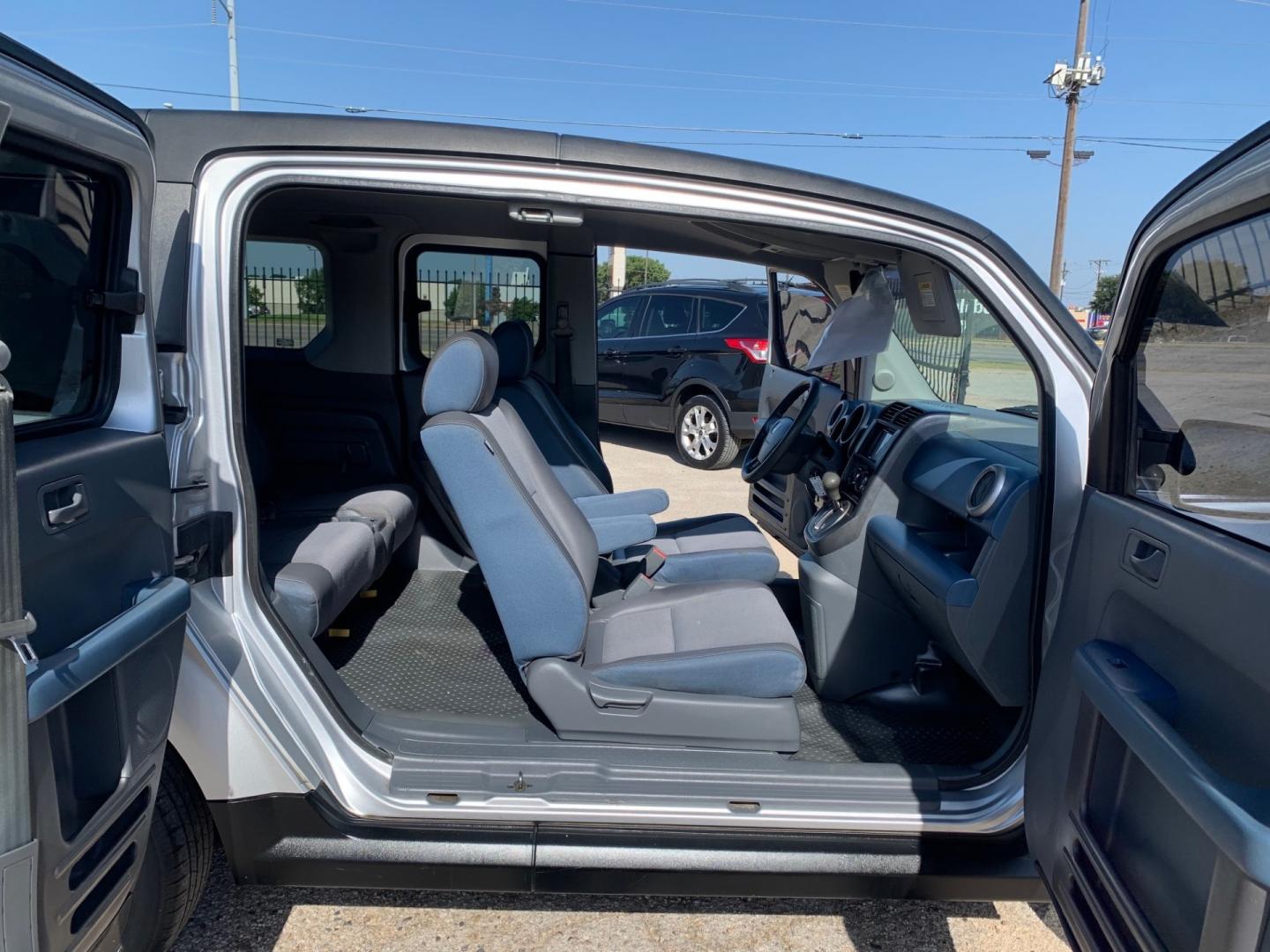 2006 /gray Honda Element EX-P 2WD AT (5J6YH18716L) with an 2.4L L4 DOHC 16V engine, Automatic transmission, located at 1830 North Belt Line Road, Irving, TX, 75061, (469) 524-0199, 32.834373, -96.993584 - Photo#8