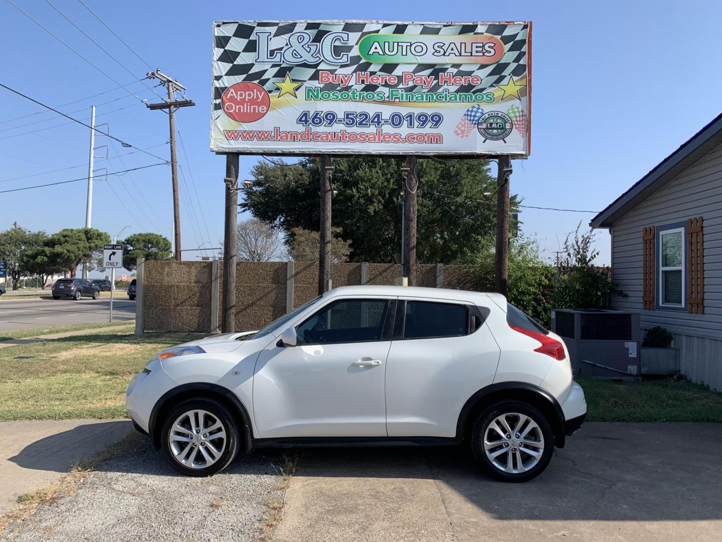 2014 White /Black Nissan Juke S FWD (JN8AF5MR5ET) with an 1.6L L4 DOHC 16V engine, Automatic transmission, located at 1830 North Belt Line Road, Irving, TX, 75061, (469) 524-0199, 32.834373, -96.993584 - Photo#0