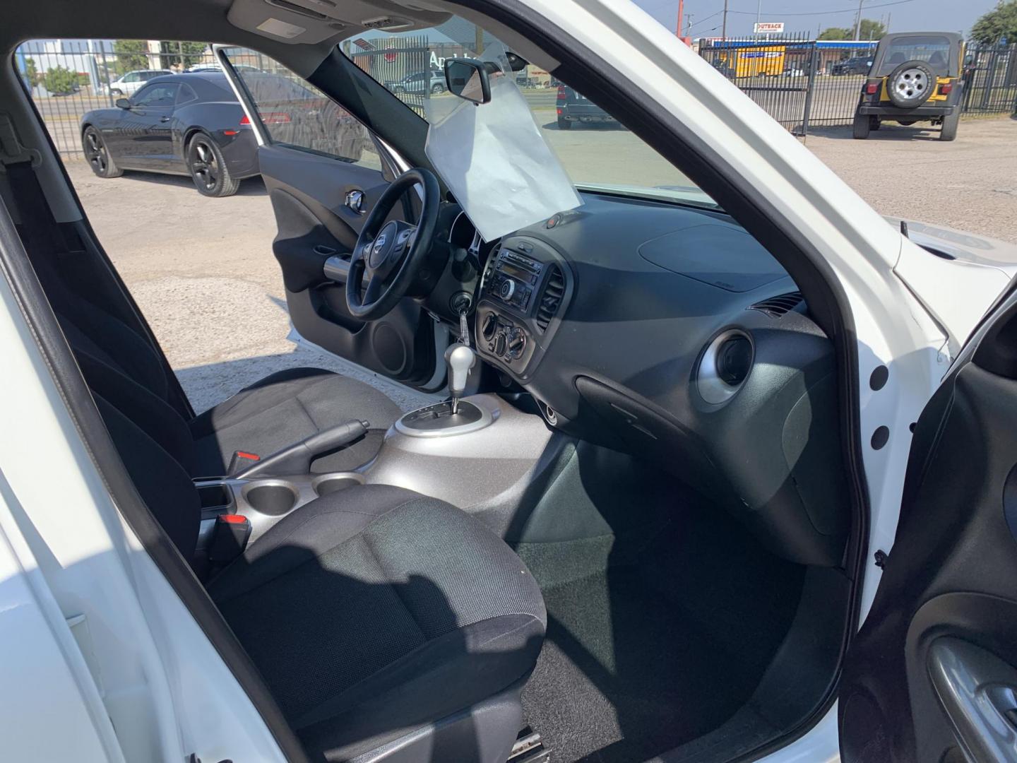 2014 White /Black Nissan Juke S FWD (JN8AF5MR5ET) with an 1.6L L4 DOHC 16V engine, Automatic transmission, located at 1830 North Belt Line Road, Irving, TX, 75061, (469) 524-0199, 32.834373, -96.993584 - Photo#11