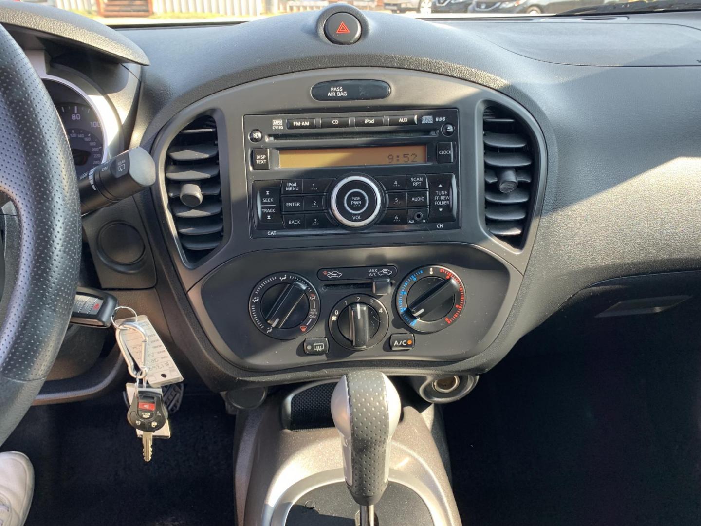 2014 White /Black Nissan Juke S FWD (JN8AF5MR5ET) with an 1.6L L4 DOHC 16V engine, Automatic transmission, located at 1830 North Belt Line Road, Irving, TX, 75061, (469) 524-0199, 32.834373, -96.993584 - Photo#13