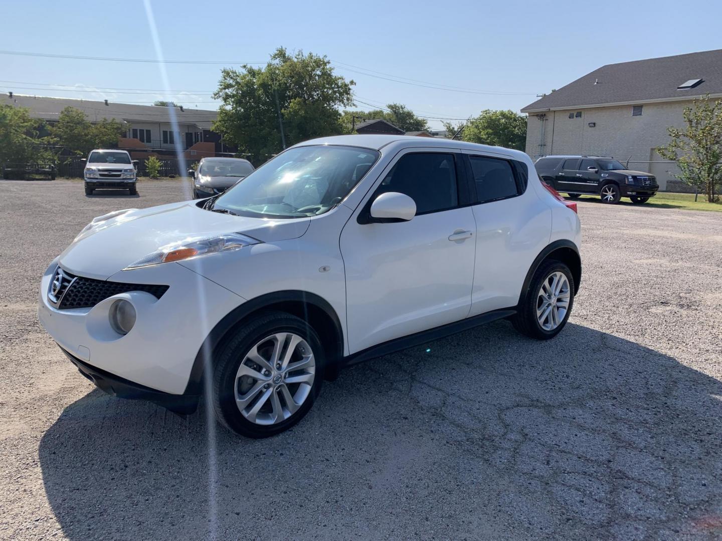 2014 White /Black Nissan Juke S FWD (JN8AF5MR5ET) with an 1.6L L4 DOHC 16V engine, Automatic transmission, located at 1830 North Belt Line Road, Irving, TX, 75061, (469) 524-0199, 32.834373, -96.993584 - Photo#2