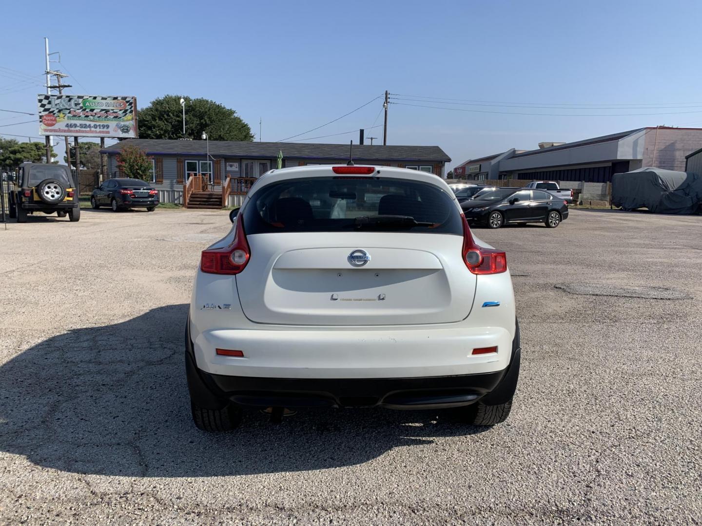 2014 White /Black Nissan Juke S FWD (JN8AF5MR5ET) with an 1.6L L4 DOHC 16V engine, Automatic transmission, located at 1830 North Belt Line Road, Irving, TX, 75061, (469) 524-0199, 32.834373, -96.993584 - Photo#4