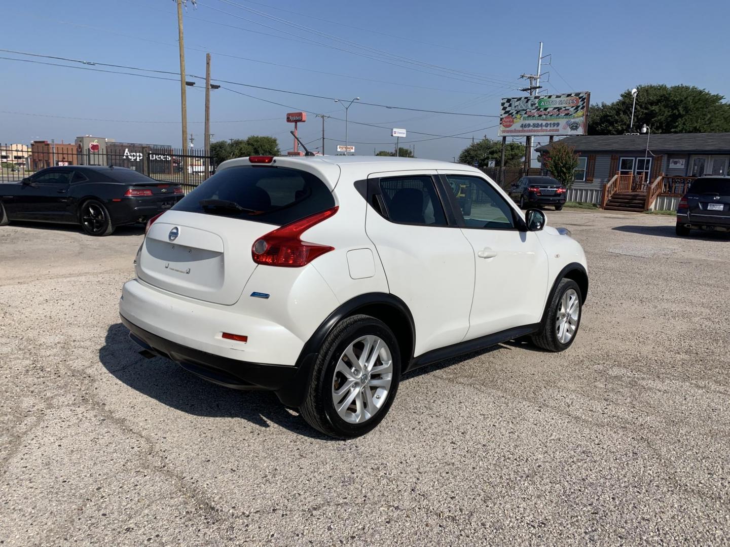 2014 White /Black Nissan Juke S FWD (JN8AF5MR5ET) with an 1.6L L4 DOHC 16V engine, Automatic transmission, located at 1830 North Belt Line Road, Irving, TX, 75061, (469) 524-0199, 32.834373, -96.993584 - Photo#6