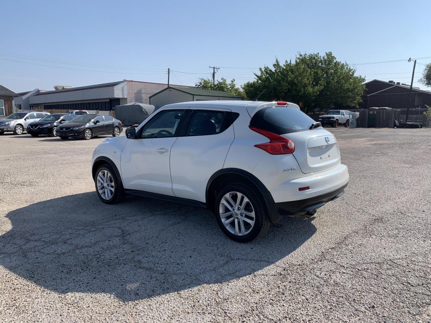 2014 White /Black Nissan Juke S FWD (JN8AF5MR5ET) with an 1.6L L4 DOHC 16V engine, Automatic transmission, located at 1830 North Belt Line Road, Irving, TX, 75061, (469) 524-0199, 32.834373, -96.993584 - Photo#3