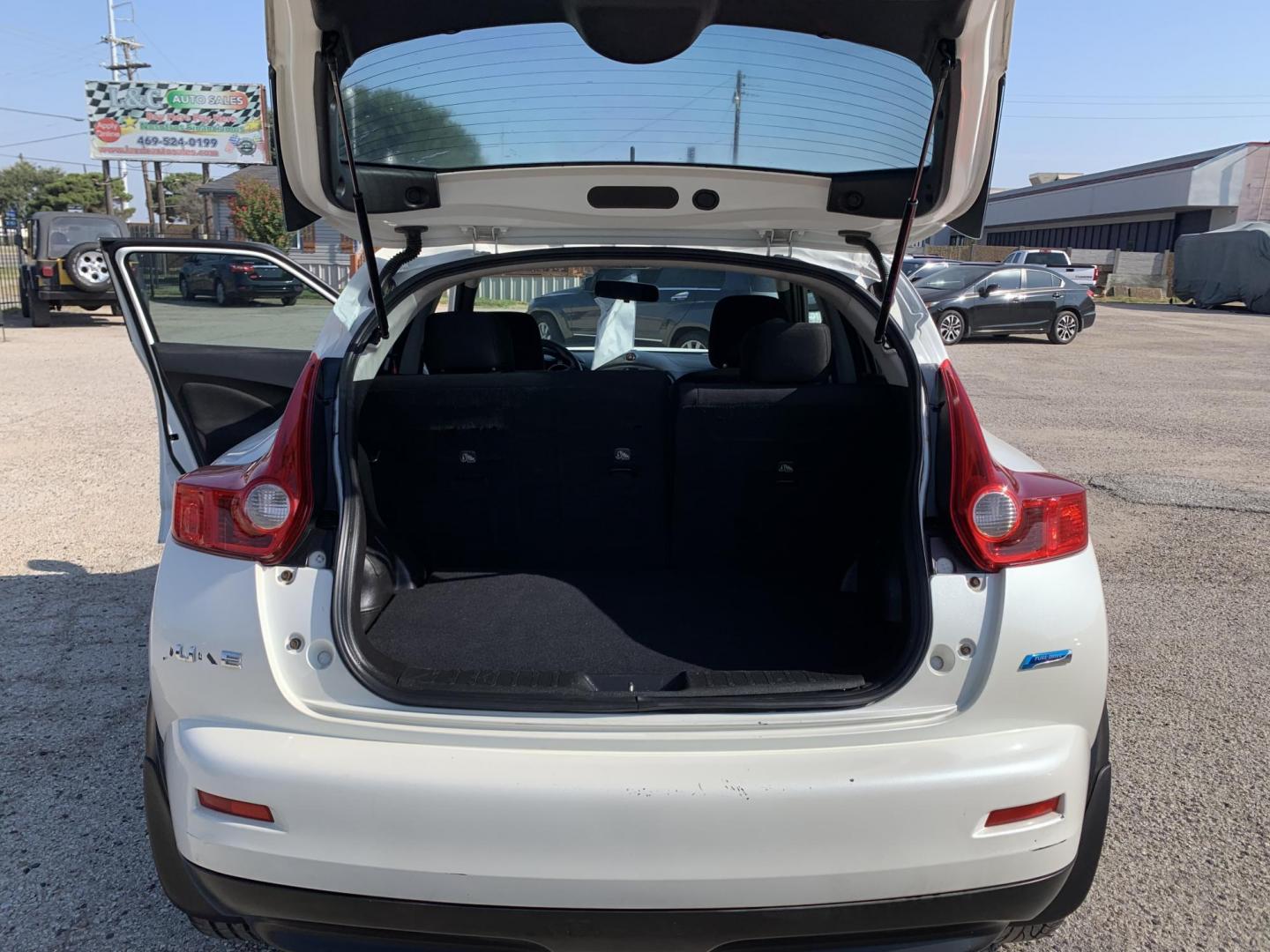 2014 White /Black Nissan Juke S FWD (JN8AF5MR5ET) with an 1.6L L4 DOHC 16V engine, Automatic transmission, located at 1830 North Belt Line Road, Irving, TX, 75061, (469) 524-0199, 32.834373, -96.993584 - Photo#5