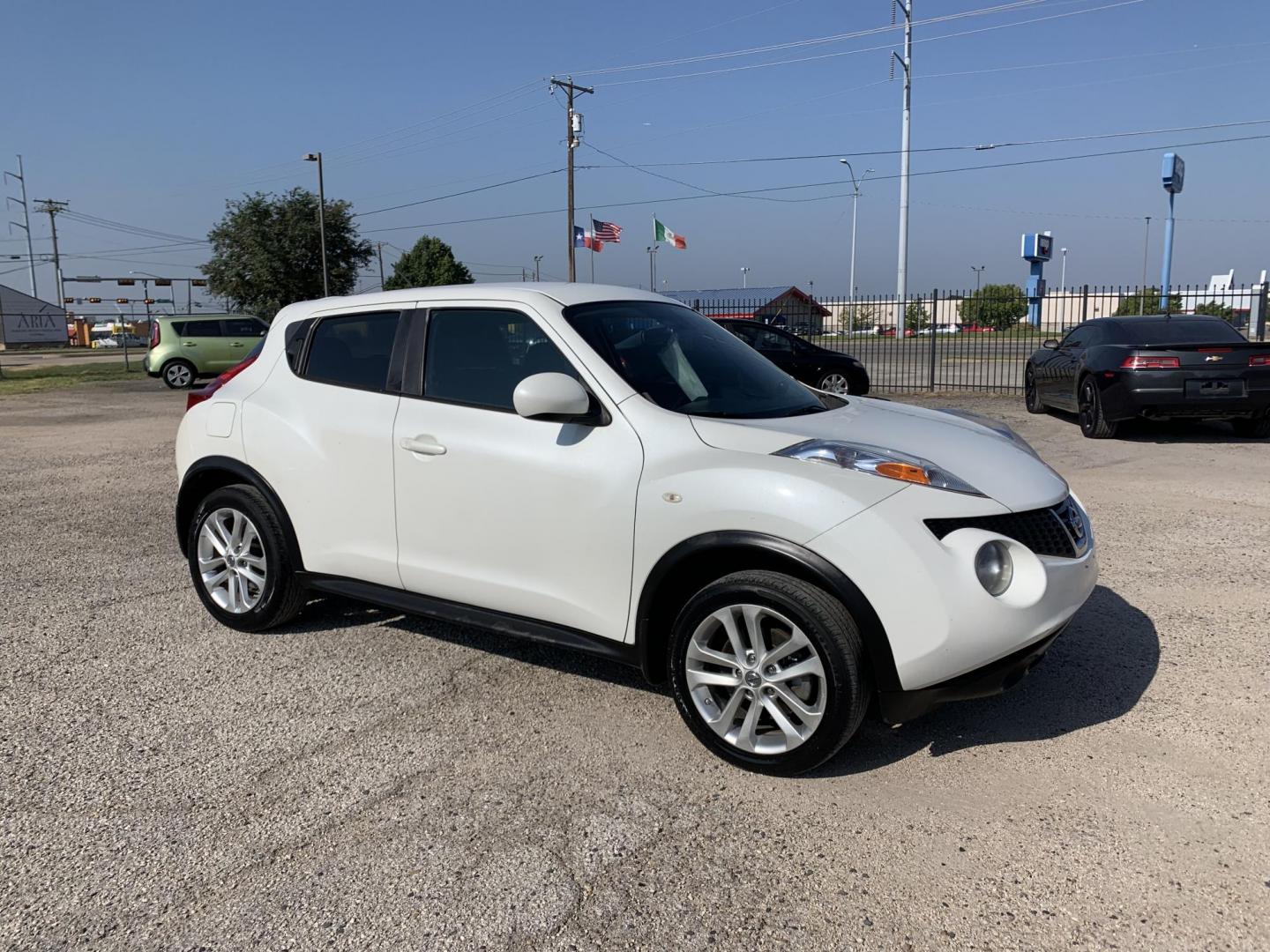 2014 White /Black Nissan Juke S FWD (JN8AF5MR5ET) with an 1.6L L4 DOHC 16V engine, Automatic transmission, located at 1830 North Belt Line Road, Irving, TX, 75061, (469) 524-0199, 32.834373, -96.993584 - Photo#7