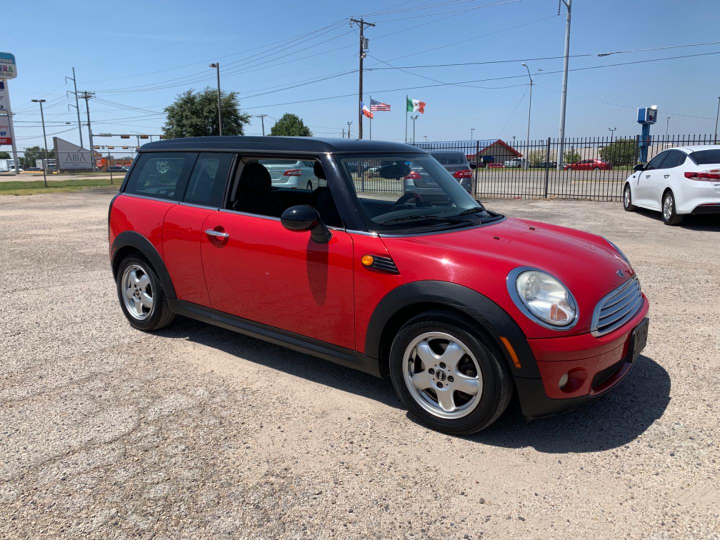 2009 Red /Black Mini Clubman Base (WMWML33599T) with an 1.6L L4 DOHC 16V engine, Automatic transmission, located at 1830 North Belt Line Road, Irving, TX, 75061, (469) 524-0199, 32.834373, -96.993584 - Photo#4