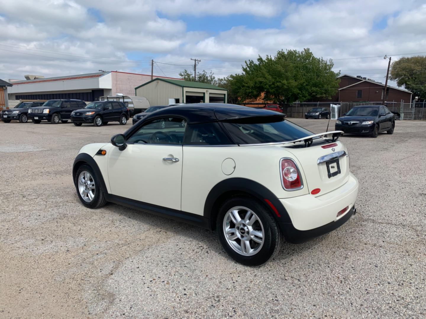 2013 /Black Mini Coupe Base (WMWSX1C50DT) with an 1.6L L4 DOHC 16V TURBO engine, Automatic transmission, located at 1830 North Belt Line Road, Irving, TX, 75061, (469) 524-0199, 32.834373, -96.993584 - Photo#4