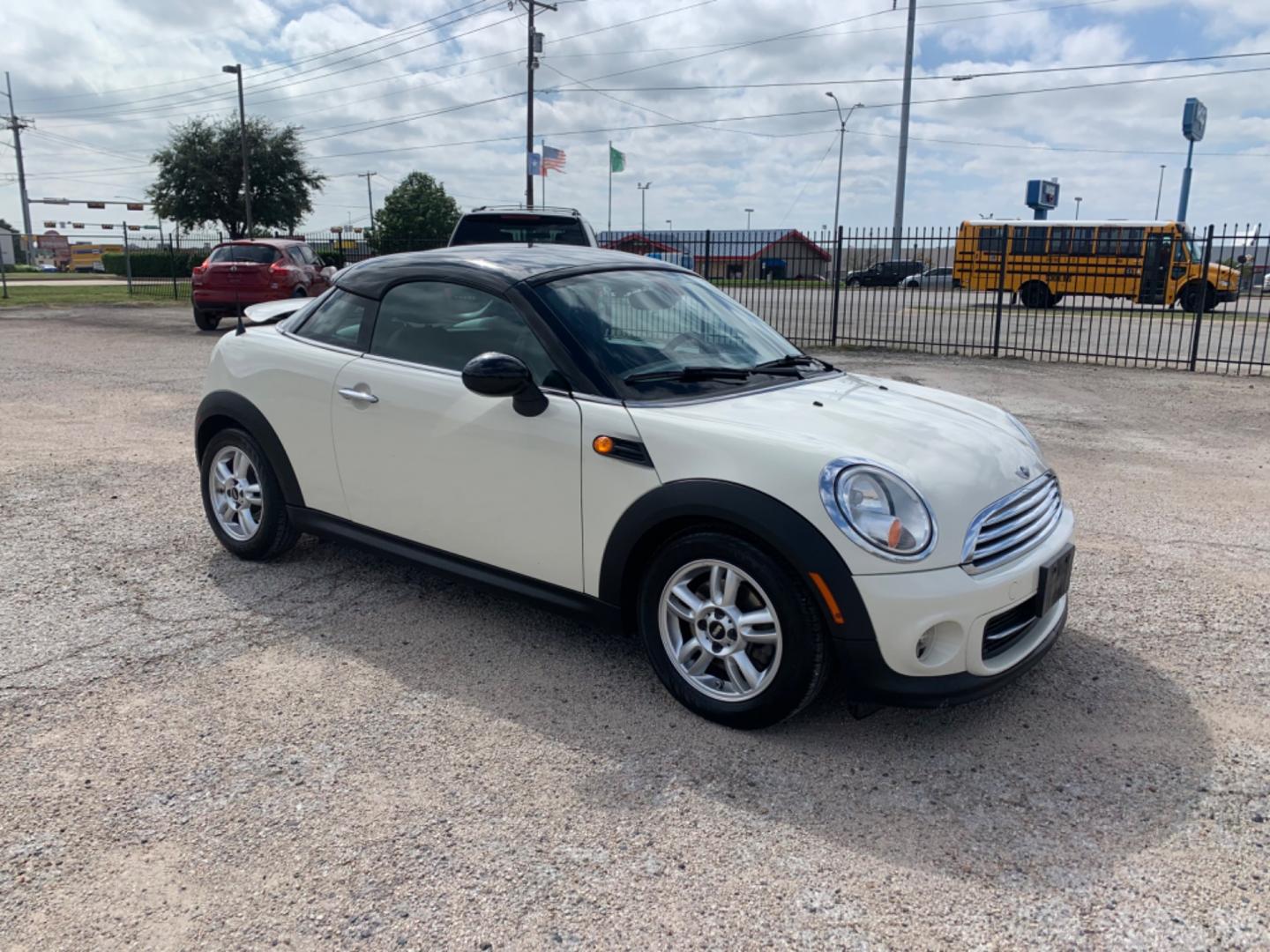 2013 /Black Mini Coupe Base (WMWSX1C50DT) with an 1.6L L4 DOHC 16V TURBO engine, Automatic transmission, located at 1830 North Belt Line Road, Irving, TX, 75061, (469) 524-0199, 32.834373, -96.993584 - Photo#6