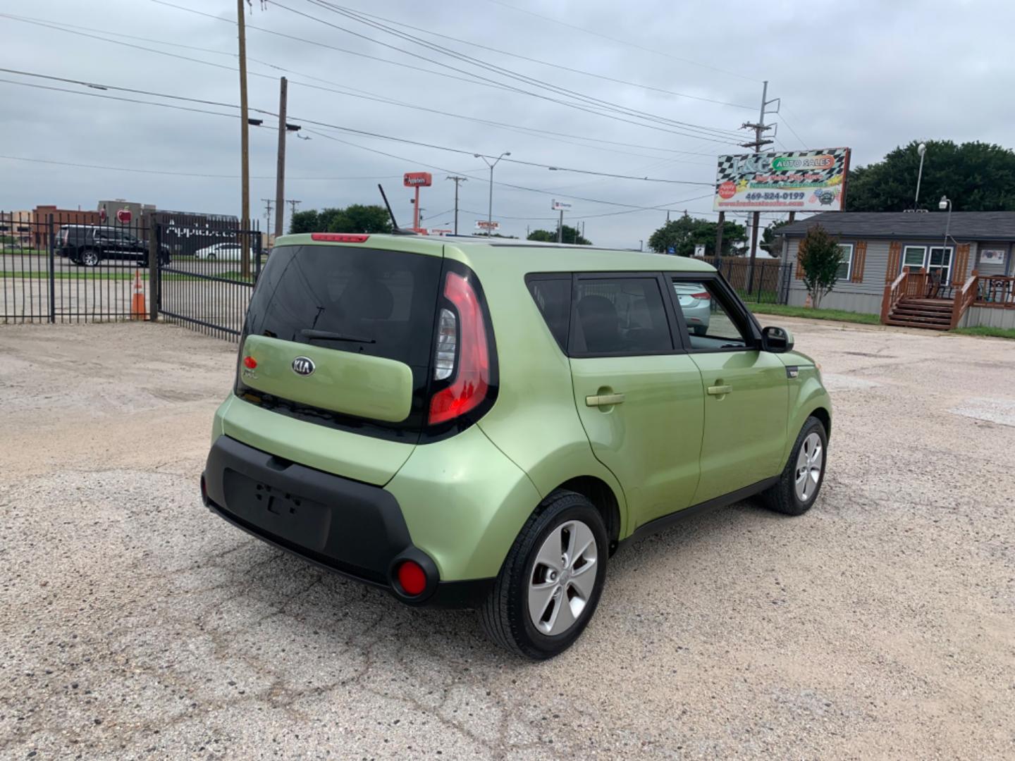 2014 Green /Black Kia Soul Base (KNDJN2A26E7) with an 4 Cylinders 2 1.6L DI DOHC 097 CID engine, AUTOMATIC transmission, located at 1830 North Belt Line Road, Irving, TX, 75061, (469) 524-0199, 32.834373, -96.993584 - Photo#7