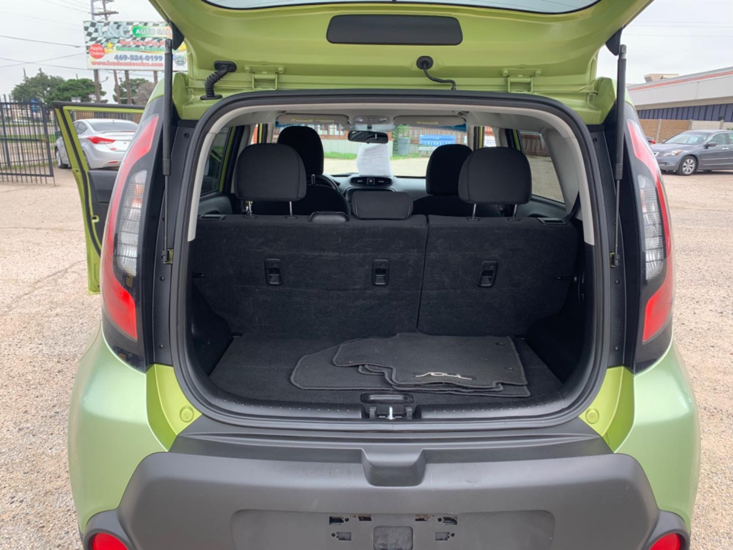 2014 Green /Black Kia Soul Base (KNDJN2A26E7) with an 4 Cylinders 2 1.6L DI DOHC 097 CID engine, AUTOMATIC transmission, located at 1830 North Belt Line Road, Irving, TX, 75061, (469) 524-0199, 32.834373, -96.993584 - Photo#9