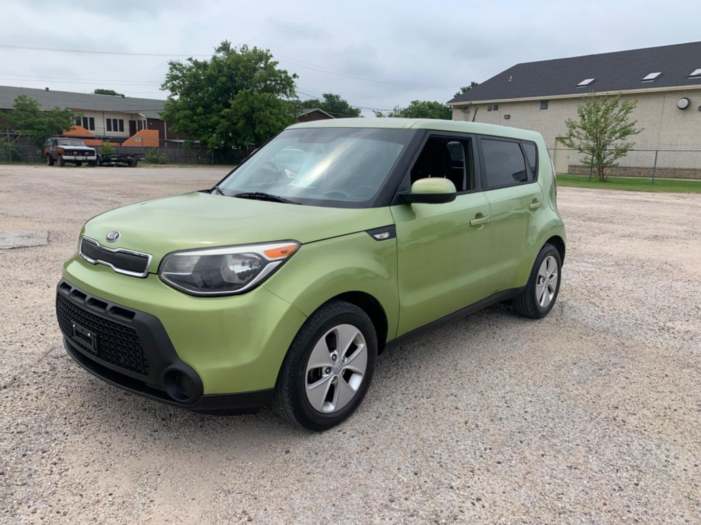 2014 Green /Black Kia Soul Base (KNDJN2A26E7) with an 4 Cylinders 2 1.6L DI DOHC 097 CID engine, AUTOMATIC transmission, located at 1830 North Belt Line Road, Irving, TX, 75061, (469) 524-0199, 32.834373, -96.993584 - Photo#2