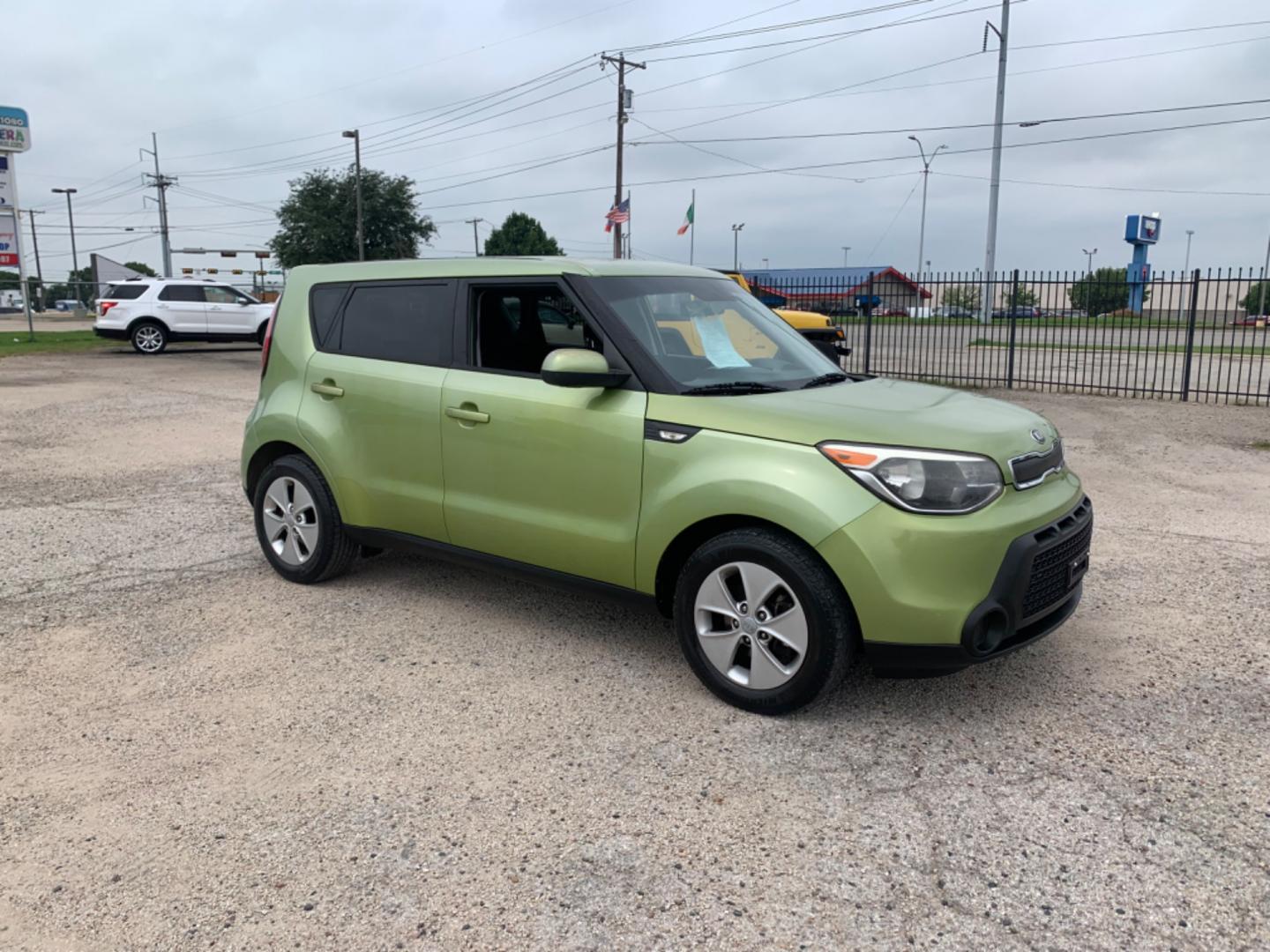 2014 Green /Black Kia Soul Base (KNDJN2A26E7) with an 4 Cylinders 2 1.6L DI DOHC 097 CID engine, AUTOMATIC transmission, located at 1830 North Belt Line Road, Irving, TX, 75061, (469) 524-0199, 32.834373, -96.993584 - Photo#6