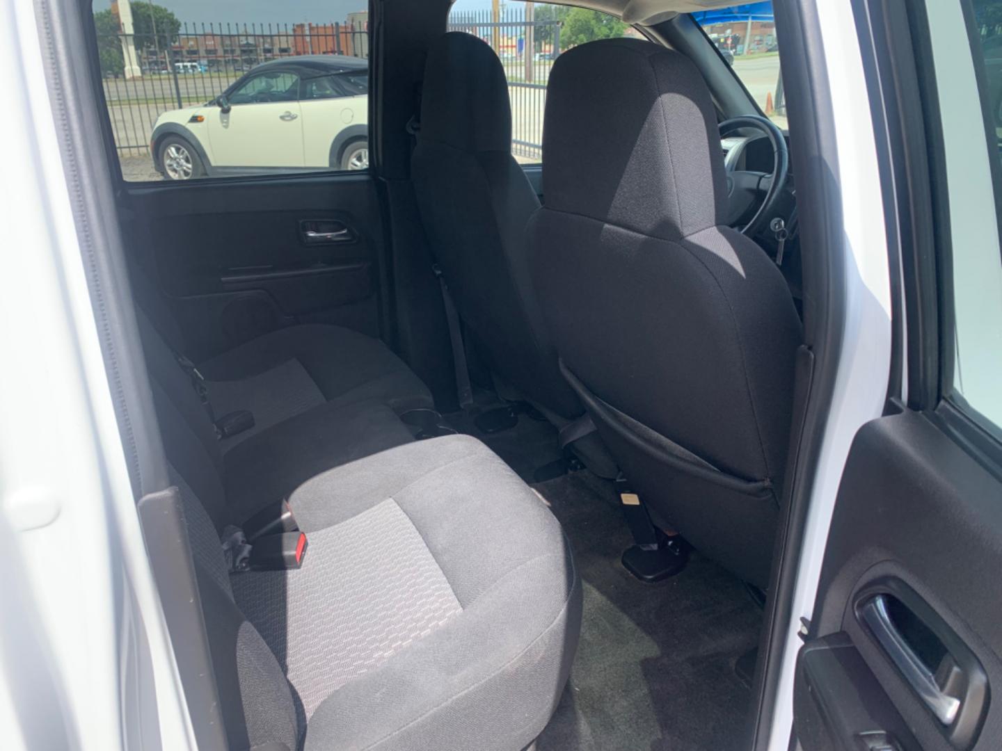 2008 White /Black Chevrolet Colorado LT1 Crew Cab 2WD (1GCCS139X88) with an 2.9L L4 DOHC 16V engine, Automatic transmission, located at 1830 North Belt Line Road, Irving, TX, 75061, (469) 524-0199, 32.834373, -96.993584 - Photo#7