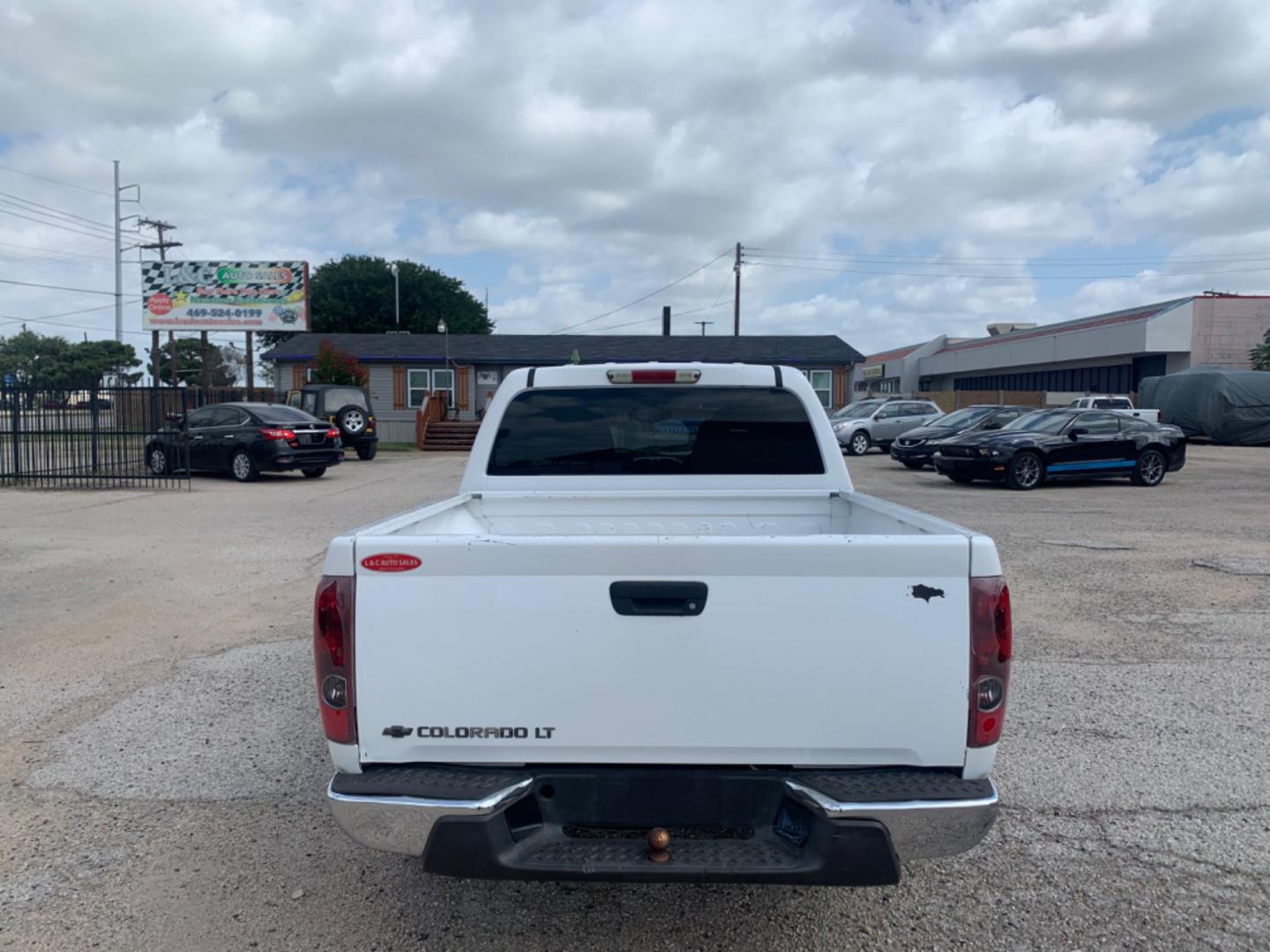 2008 White /Black Chevrolet Colorado LT1 Crew Cab 2WD (1GCCS139X88) with an 2.9L L4 DOHC 16V engine, Automatic transmission, located at 1830 North Belt Line Road, Irving, TX, 75061, (469) 524-0199, 32.834373, -96.993584 - Photo#4