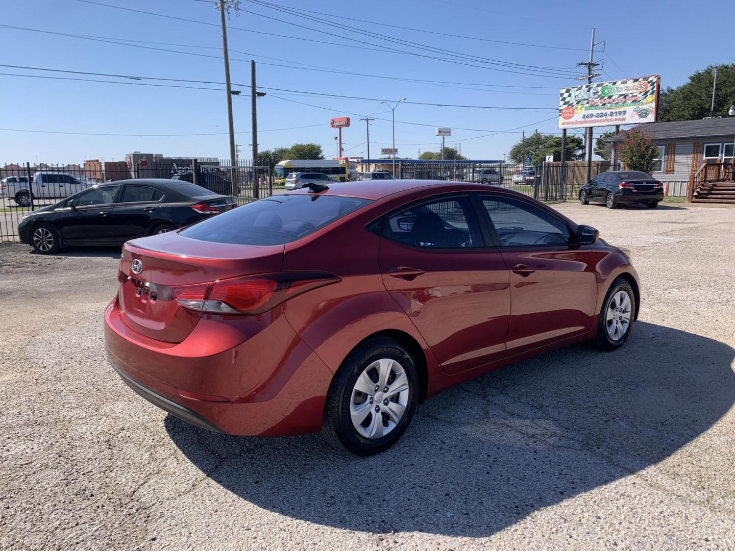 2016 Maroon /gray Hyundai Elantra Limited (5NPDH4AE2GH) with an 1.8L L4 DOHC 16V engine, Automatic transmission, located at 1830 North Belt Line Road, Irving, TX, 75061, (469) 524-0199, 32.834373, -96.993584 - Photo#5