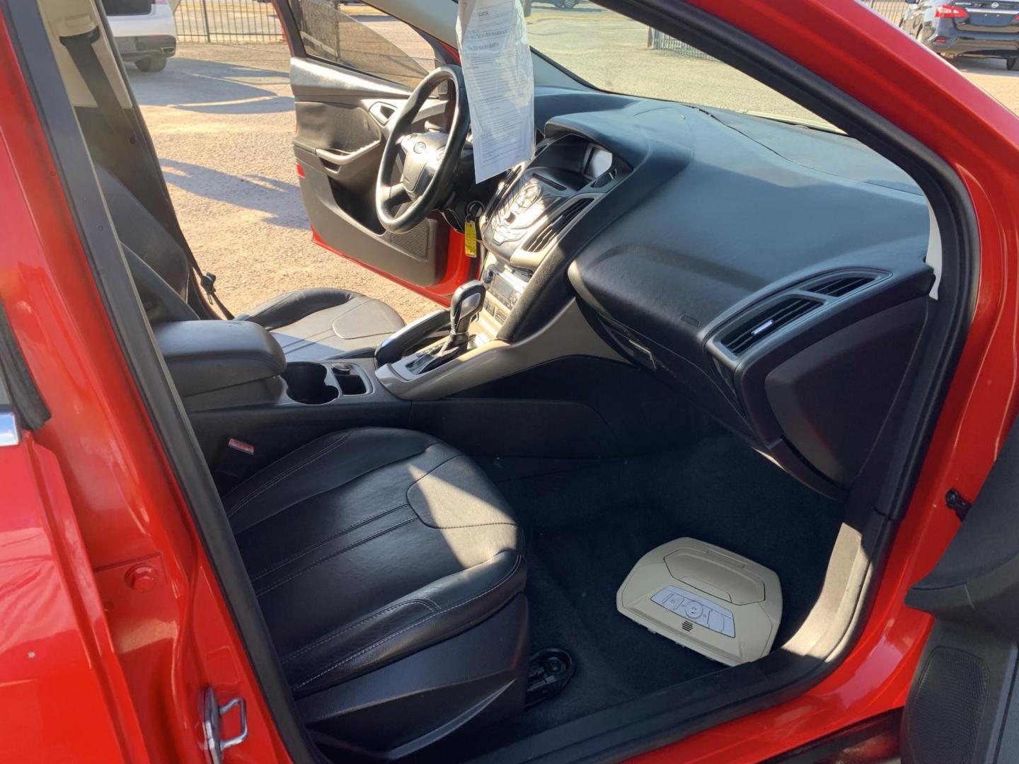 2012 Red /Black Ford Focus SEL (1FAHP3M23CL) with an 2.0L L4 DOHC 16V engine, Automatic transmission, located at 1830 North Belt Line Road, Irving, TX, 75061, (469) 524-0199, 32.834373, -96.993584 - Photo#11