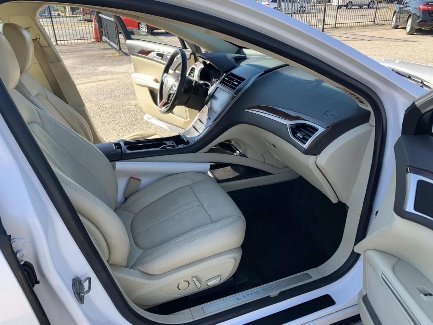 2014 White /Tan Lincoln MKZ FWD (3LN6L2G98ER) with an 2.0L L4 DOHC 16V engine, AUTOMATIC transmission, located at 1830 North Belt Line Road, Irving, TX, 75061, (469) 524-0199, 32.834373, -96.993584 - Photo#10