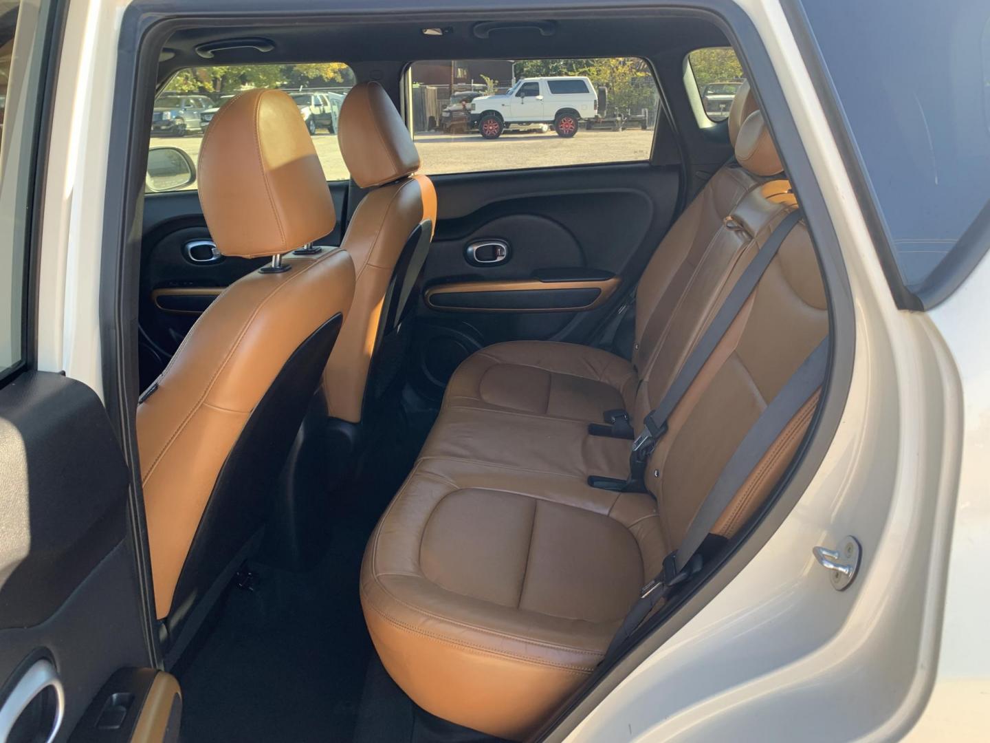 2015 White /Black/Mocha Kia Soul ! (KNDJX3A53F7) with an 2.0L L4 DOHC 16V engine, 6-Speed Automatic transmission, located at 1830 North Belt Line Road, Irving, TX, 75061, (469) 524-0199, 32.834373, -96.993584 - Photo#10