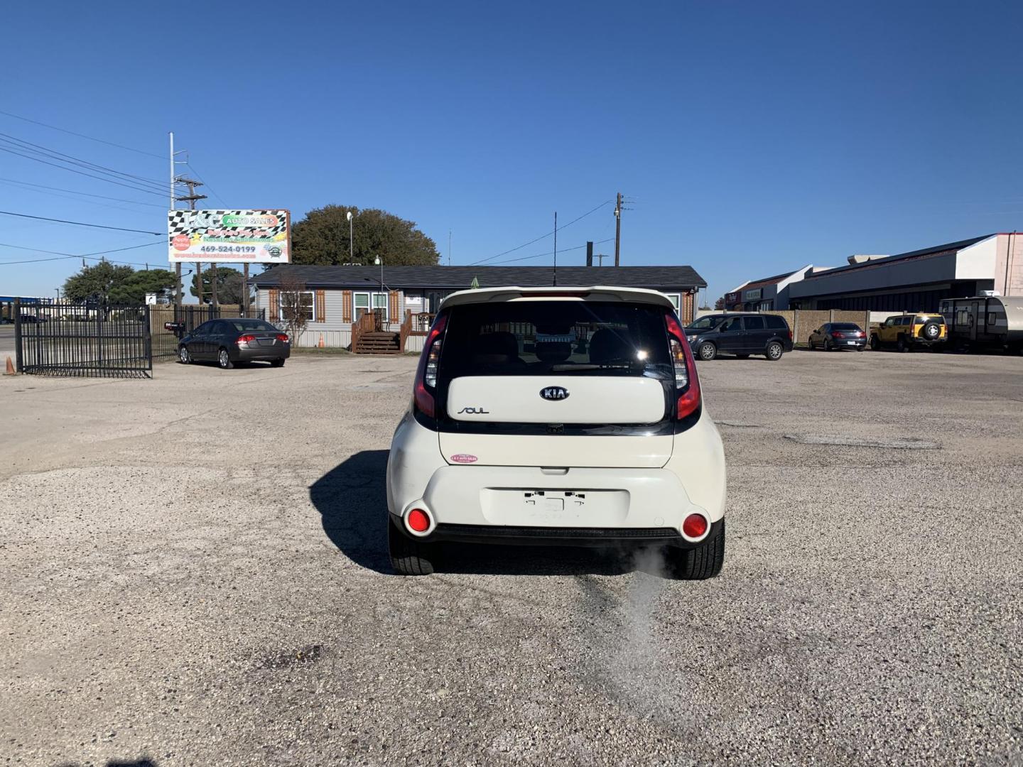 2015 White /Black/Mocha Kia Soul ! (KNDJX3A53F7) with an 2.0L L4 DOHC 16V engine, 6-Speed Automatic transmission, located at 1830 North Belt Line Road, Irving, TX, 75061, (469) 524-0199, 32.834373, -96.993584 - Photo#3