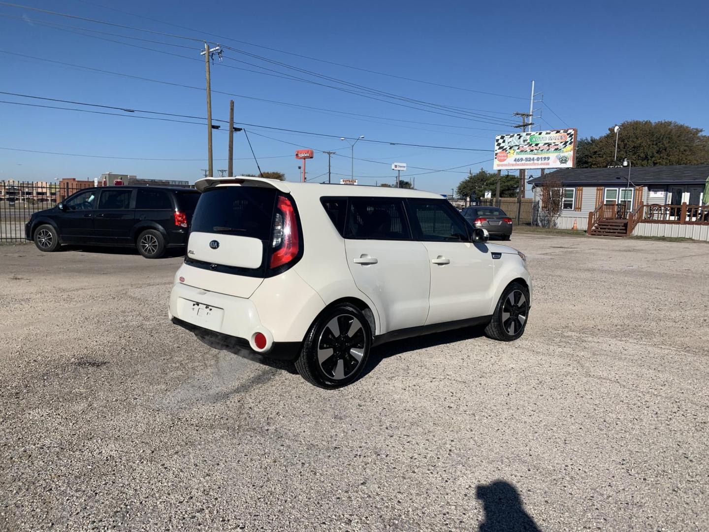 2015 White /Black/Mocha Kia Soul ! (KNDJX3A53F7) with an 2.0L L4 DOHC 16V engine, 6-Speed Automatic transmission, located at 1830 North Belt Line Road, Irving, TX, 75061, (469) 524-0199, 32.834373, -96.993584 - Photo#4