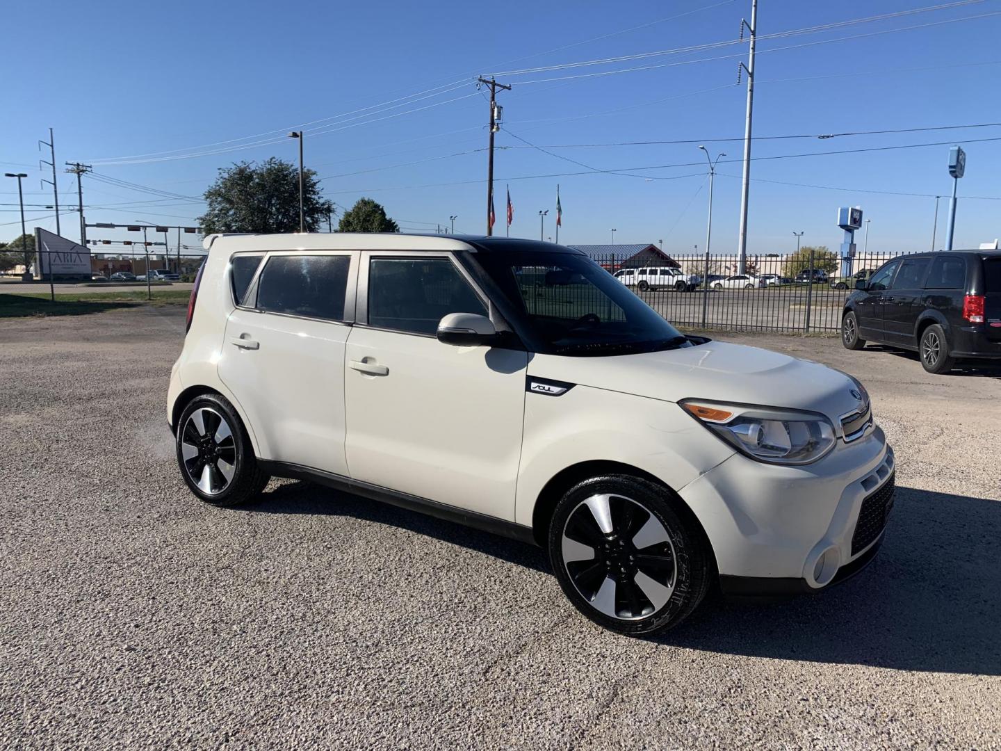 2015 White /Black/Mocha Kia Soul ! (KNDJX3A53F7) with an 2.0L L4 DOHC 16V engine, 6-Speed Automatic transmission, located at 1830 North Belt Line Road, Irving, TX, 75061, (469) 524-0199, 32.834373, -96.993584 - Photo#5