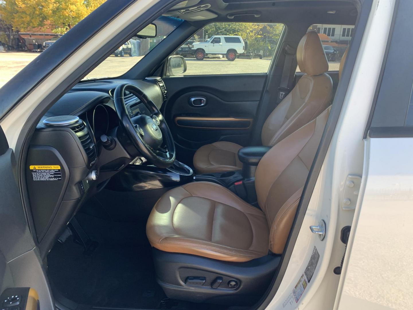 2015 White /Black/Mocha Kia Soul ! (KNDJX3A53F7) with an 2.0L L4 DOHC 16V engine, 6-Speed Automatic transmission, located at 1830 North Belt Line Road, Irving, TX, 75061, (469) 524-0199, 32.834373, -96.993584 - Photo#6