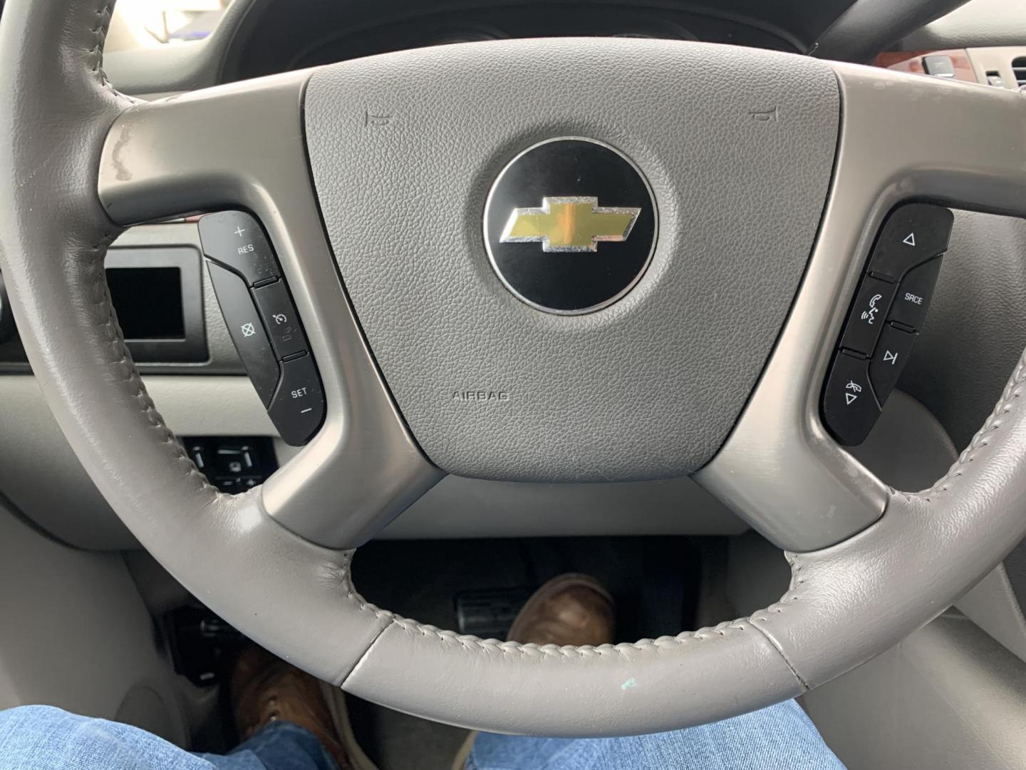 2012 White /Tan Chevrolet Tahoe LT 2WD (1GNSCBE09CR) with an 5.3L V8 OHV 16V FFV engine, AUTOMATIC transmission, located at 1830 North Belt Line Road, Irving, TX, 75061, (469) 524-0199, 32.834373, -96.993584 - Photo#12