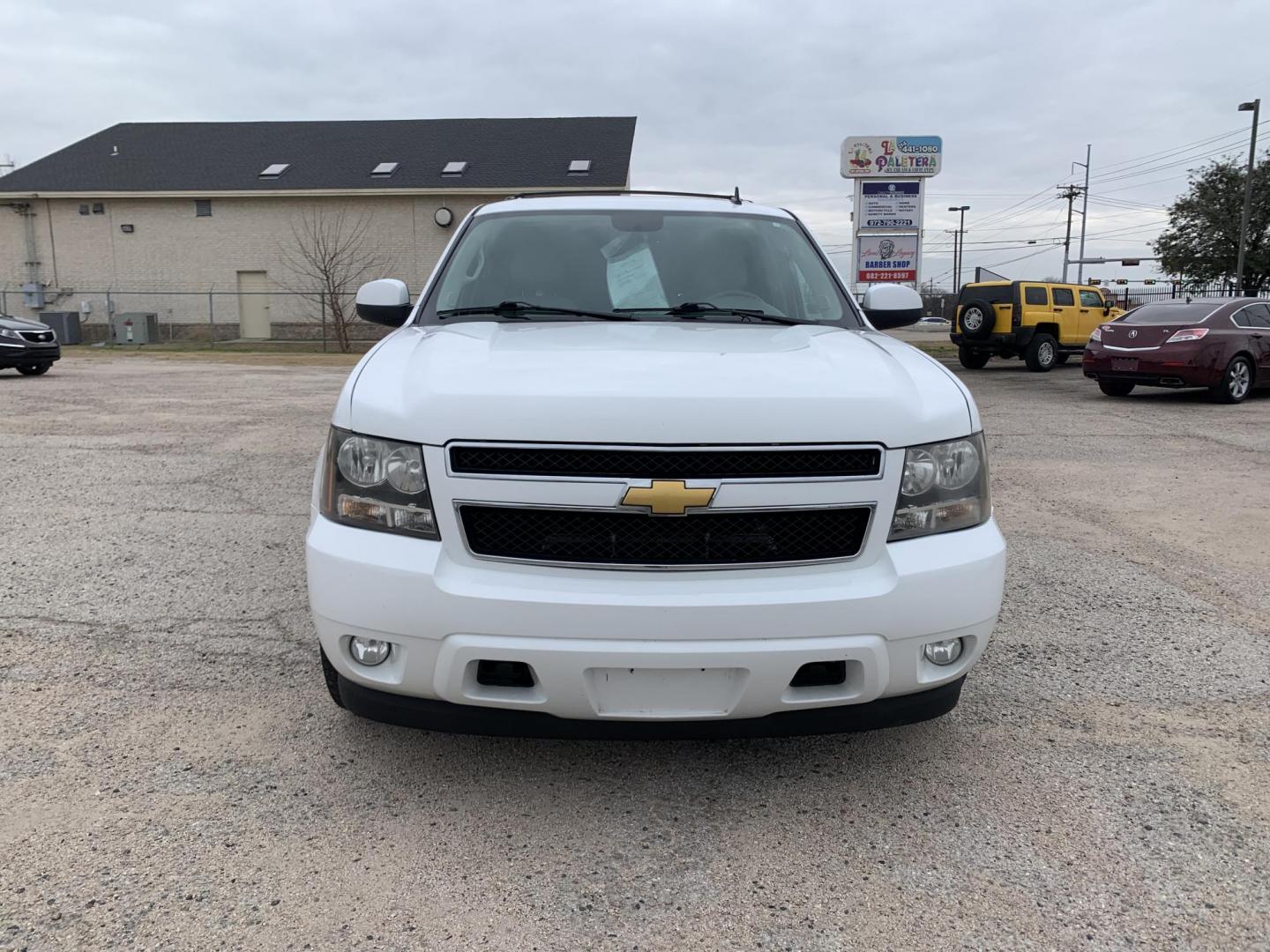 2012 White /Tan Chevrolet Tahoe LT 2WD (1GNSCBE09CR) with an 5.3L V8 OHV 16V FFV engine, AUTOMATIC transmission, located at 1830 North Belt Line Road, Irving, TX, 75061, (469) 524-0199, 32.834373, -96.993584 - Photo#5