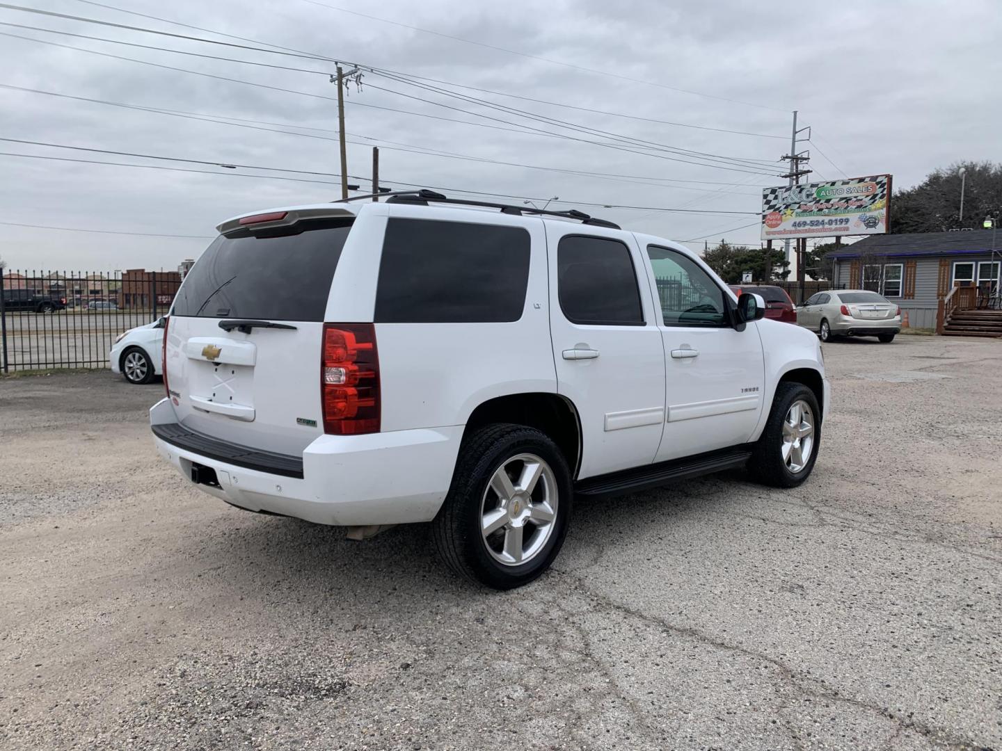 2012 White /Tan Chevrolet Tahoe LT 2WD (1GNSCBE09CR) with an 5.3L V8 OHV 16V FFV engine, AUTOMATIC transmission, located at 1830 North Belt Line Road, Irving, TX, 75061, (469) 524-0199, 32.834373, -96.993584 - Photo#7