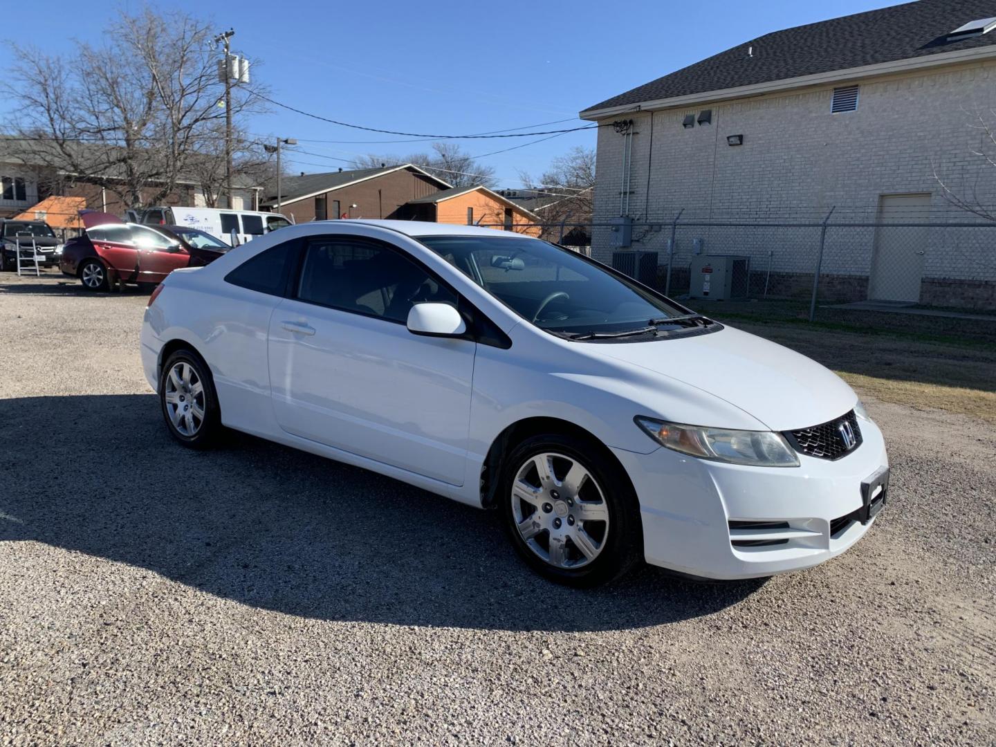 2009 White /gray Honda Civic LX Coupe (2HGFG12619H) with an 1.8L L4 SOHC 16V engine, AUTOMATIC transmission, located at 1830 North Belt Line Road, Irving, TX, 75061, (469) 524-0199, 32.834373, -96.993584 - Photo#4