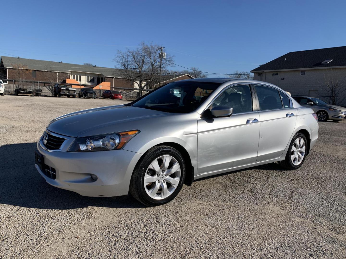 2009 SILVER /Black Honda Accord EX-L V-6 Sedan (1HGCP36879A) with an 3.5L V6 SOHC 24V engine, AUTOMATIC transmission, located at 1830 North Belt Line Road, Irving, TX, 75061, (469) 524-0199, 32.834373, -96.993584 - Photo#5